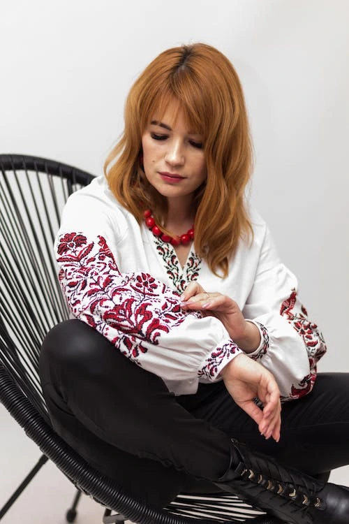 червоний колір на вишиванці