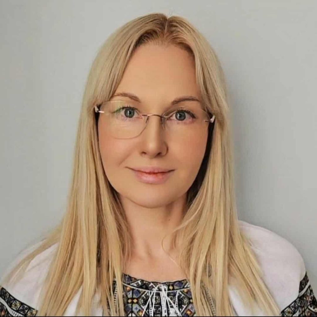 Торміна Віра —  Менеджер напрямку вишивальних ниток Sakura Threads м.Львів